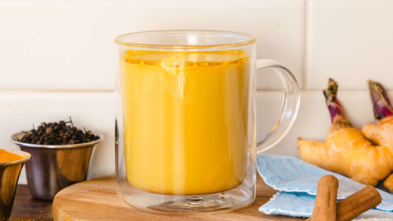 పసుపు కేవలం వంటకాల్లో రుచిని అందించడమే కాకుండా మన శరీరానికి ఔషదంగా కూడా పనిచేస్తుంది. మనకు ఏవైనా గాయాలు తగిలినప్పుడు పసుపును రాసుకోవడం వల్ల దానిలో ఉండే యాంటీ బయోటిక్స్ గాయాన్ని త్వరగా నయం చేస్తాయి.