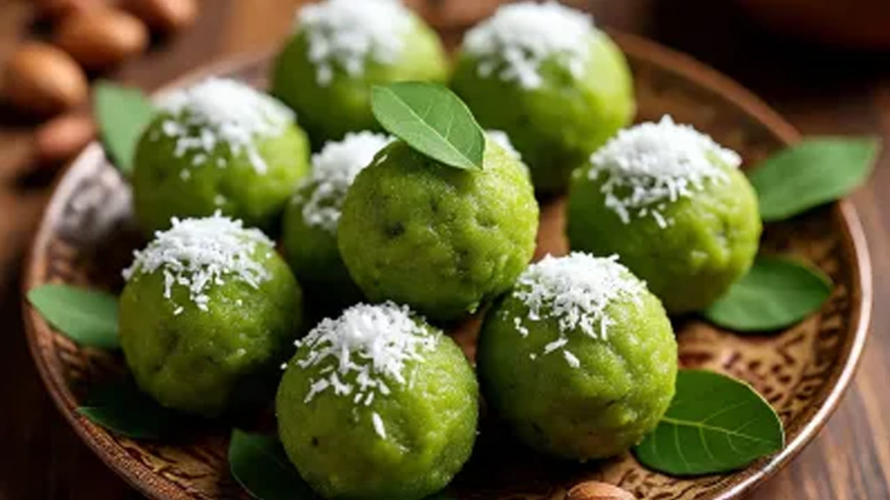 లడ్డూ ఆకారం రావడానికి, ముందుగా మీ చేతులకు కొంచెం నెయ్యి రాసుకోండి. తరువాత ఆ మిశ్రమాన్ని తీసుకొని మెల్లగా చిన్న చిన్న లడ్డూలు  తయారు చేసుకోండి. దీంతో మీరు ఈ రుచికరమైన, ఆరోగ్యకరమైన లడ్డూలను గాలి చొరబడని కంటైనర్‌లో ఉంచి దాదాపు 15 రోజులు తినవచ్చు.
