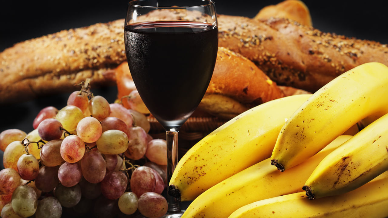 చీజ్, రెడ్ వైన్, అరటి : చీజ్, రెడ్ వైన్, పండిన అరటిపండ్లు ఔషధం తీసుకునేటప్పుడు లేదా తీసుకున్న తర్వాత కూడా తినకూడదు. ఎందుకంటే వాటిలో అధిక స్థాయిలో టైరమైన్ ఉంటుంది. ఇది రక్తపోటు పెరుగుదలకు కారణమవుతుంది. ఫలితంగా, ఔషధం పనిచేయదు. అంతేకాకుండా, ఇది కడుపు నొప్పి, వాంతులు, చెమటలు పట్టడం, తలనొప్పి, హృదయ స్పందన రేటు పెరగడం వంటి సమస్యలకు కూడా దారితీస్తుంది.