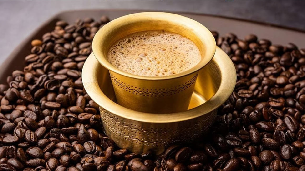 కాఫీ : కాఫీలో చాలా కెఫిన్ ఉంటుంది. ఇది థియోఫిలిన్ వంటి బ్రోంకోడైలేటర్లతో బలంగా స్పందిస్తుంది. ఇది విశ్రాంతి లేకపోవడం, వాంతులు, తలనొప్పి, చిరాకు వంటి లక్షణాలకు దారితీస్తుంది. ఫలితంగా దుష్ప్రభావాలు వస్తాయి. ఈ రెండూ కేంద్ర నాడీ వ్యవస్థను ప్రేరేపిస్తాయి. కాఫీని సక్రమంగా తీసుకోని రోగులకు, థియోఫిలిన్ స్థాయిలను పర్యవేక్షించడం చాలా ముఖ్యం. ఈ ఔషధం తీసుకునే వారు కాఫీని తీసుకోకుండా ఉండాలని ఆరోగ్య నిపుణులు అంటున్నారు.