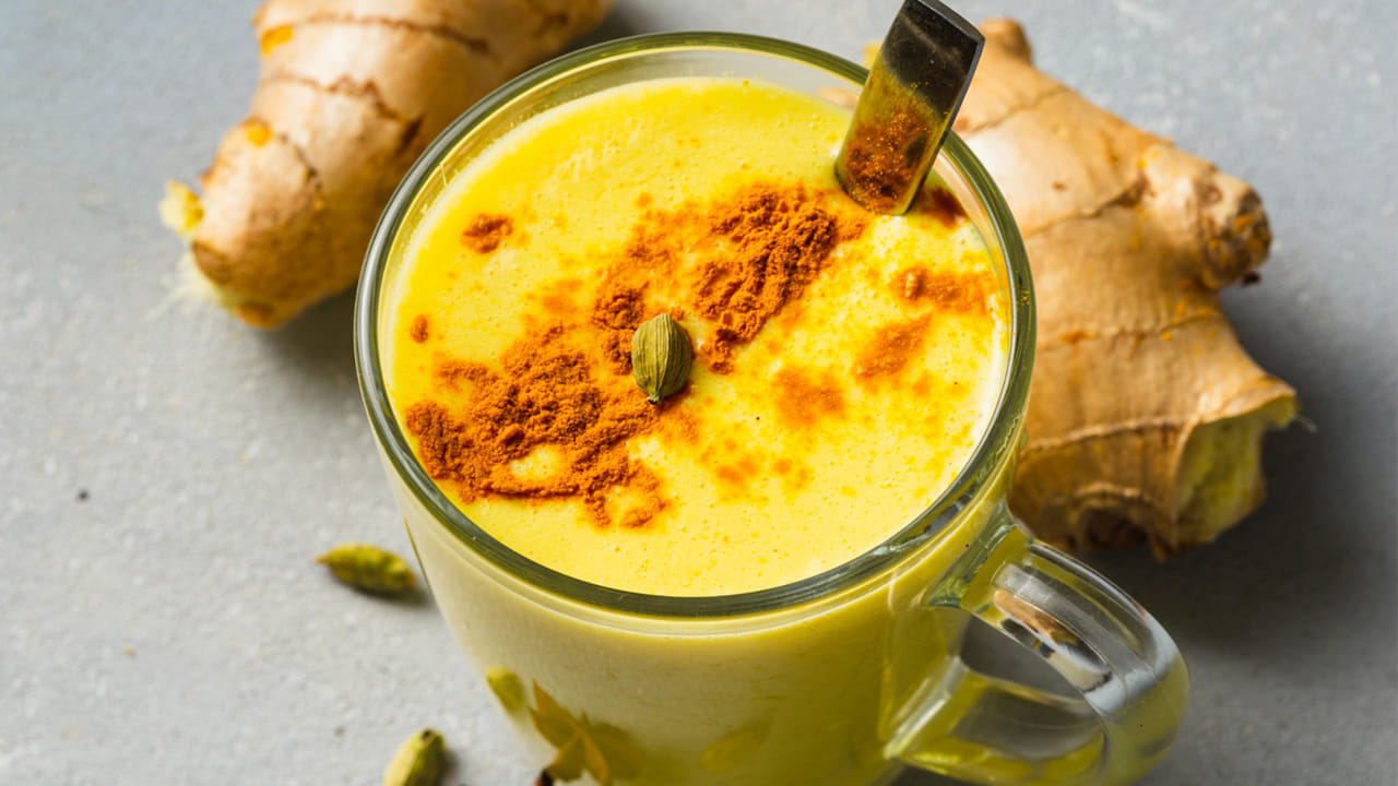 ముఖ్యంగా ఆర్థరైటిస్ వంటి అనారోగ్య సమస్యలు ఉన్నవారికి ఇది ఎంతగానో మేలు చేస్తుందట. పసుపు పాలను తాగడం వల్ల మన శరీరంలోపల ఏర్పడే అంతర్గత వాపులు కూడా తగ్గుతాయట. అంతేకాకుండా రోజూ ఇలా పసుపు పాలను తాగడం వల్ల చర్మం కాంతివంతంగా మారి మృదువుగా ఉంటుంది.