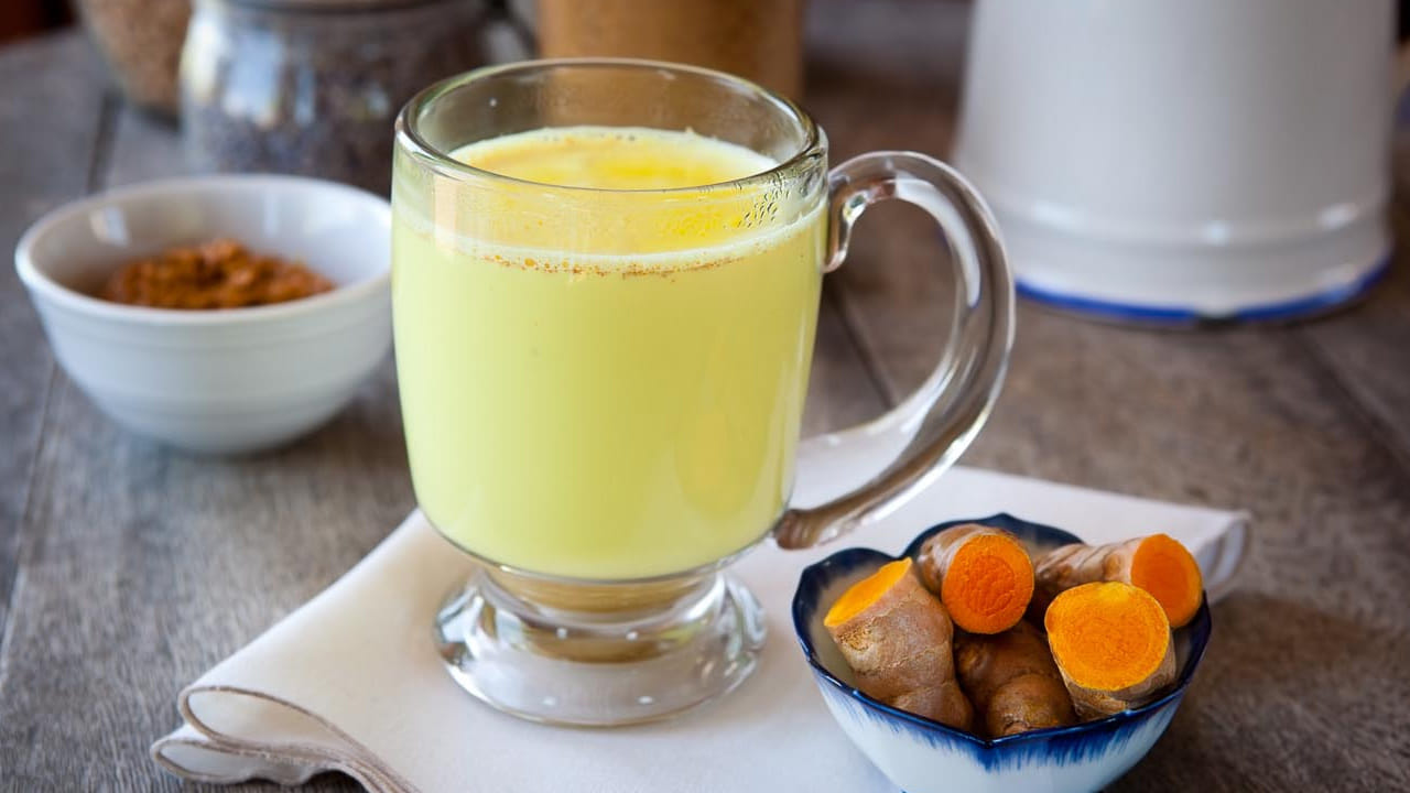 పసుపు కలిపిన పాలలో ఉండే యాంటీ ఇన్ఫ్లామేటరీ, యాంటీ మైక్రోబియల్ గుణాలు మన శరీరంలో రోగ నిరోధక శక్తిని పెంచడానికి దోహదపడుతాయి. దీని వల్ల మన శరీరం సీజనల్ వ్యాధుల బారిన పడకుండా ఉంటుంది. పసుపు పాలు మన జీర్ణవ్యవస్థను మెరుగుపరచడంతో పాటు గొంతు నొప్పి, ఇతర శ్వాసకోశ సమస్యలను కూడా తగ్గిస్తాయి.