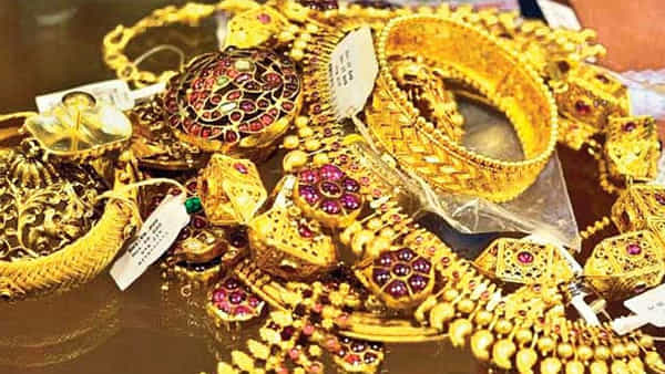 దీపావళికి గోల్డ్ కొనాలనుకునేవారికి గుడ్న్యూస్..! అతి తక్కువ ధరకు బంగారం కొనండి..