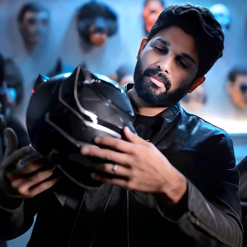 ఇప్పుడు ఏఏ 22లోనూ ఐదుగురు హీరోయిన్స్ ఉండేలా ప్లాన్ చేస్తున్నారు. ఆల్రెడీ దీపిక పదుకోన్‌, మృణాల్ ఠాకూర్‌, జాన్వీ కపూర్‌ పేర్లు కన్ఫార్మ్ అయ్యాయి. 
