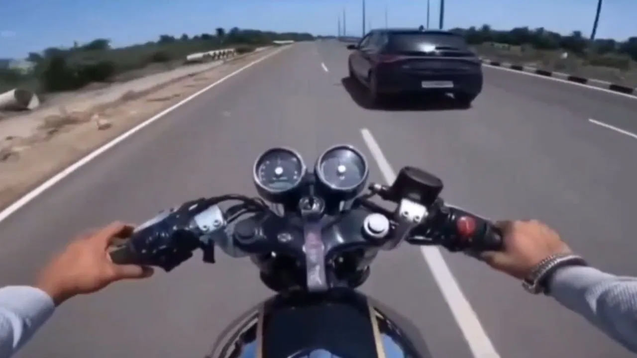 Viral Video: హైవేపై బైక్ - కారు రేస్.. మధ్యలో వచ్చిన మరో బైక్.. చివరకు ఏమైందంటే..? వీడియో వైరల్..