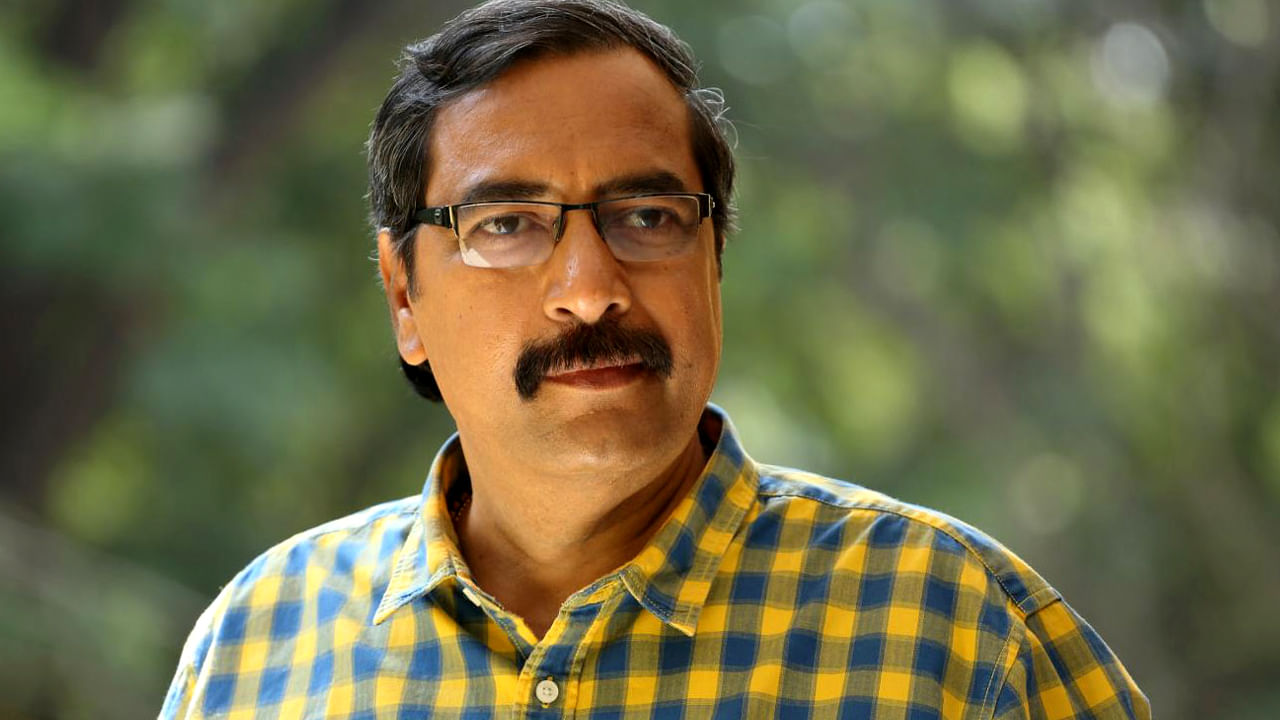 సింపుల్గా కనిపిస్తున్నాడు కానీ ఆయన మామూలోడు కాదు.. ఈయన గురించి తెలిస్తే ఫ్యూజులు ఎగిరిపోతాయి