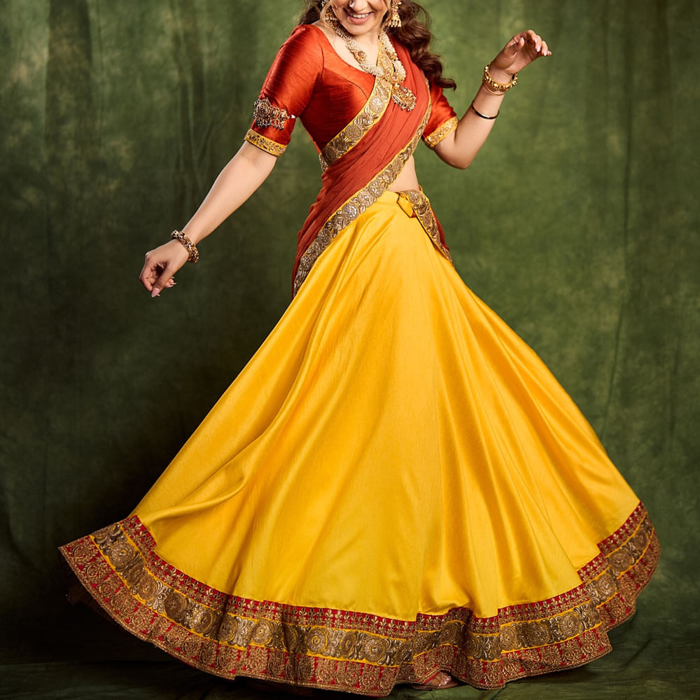 నిన్నటి వరకు లవబుల్ కపుల్ గా ఉన్న ఈ జంట ఇప్పుడు విడిడిపోతున్నారని వార్తలు జోరుగా షికారు చేస్తున్నాయి. ఈ క్రమంలోనే అభిమానులకు ఊహించని షాక్ ఇచ్చింది ఈ క్రేజీ బ్యూటీ. భర్తతో కలిసున్న ఫోటోలను సోషల్ మీడియా నుంచి తొలగించింది ఆమె. దాంతో ఇద్దరూ విడిపోవడం ఖాయం అంటున్నారు. ఇంతకూ ఆమె ఎవరంటే..