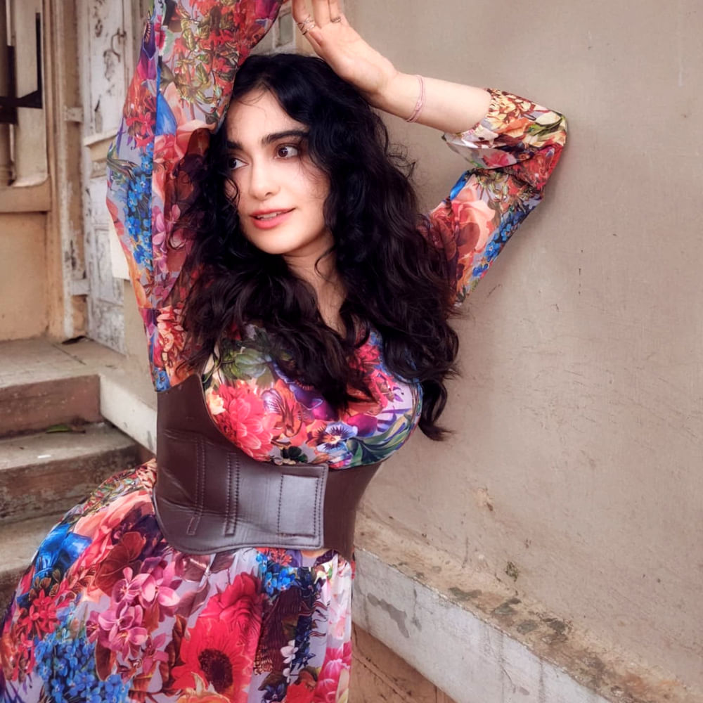 అలాగే అక్కడ పలు సినిమాలు చేస్తూ ఫుల్ బిజీగా మారిపోయింది ఈ వయ్యారి భామ. సోషల్ మీడియాలో క్రేజీ ఫోటోలు వదులుతుంది. ఓ వైపు అందాలు ఆరబోస్తూనే మరో వైపు క్రేజీ పిక్స్ షేర్ చేస్తుంది ఈ అమ్మడు. తెలుగు, తమిళ్, హిందీ భాషల్లో సినిమాలు చేసింది.