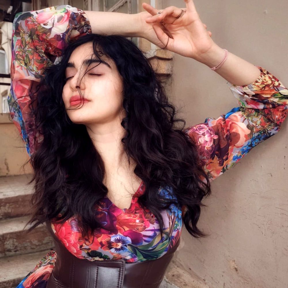 కొంతమంది టాలీవుడ్ లో సినిమాలు చేసి ఆతర్వాత బాలీవుడ్ కు చెక్కేస్తున్నారు. అలాంటి వారిలో ఈ హీరోయిన్ ఒకరు ఆమె మరెవరో కాదు హాట్ బ్యూటీ అదాశర్మ. హార్ట్ ఎటాక్ సినిమాతో టాలీవుడ్ కు పరిచయం అయ్యింది ఈ బ్యూటీ. మొదటి సినిమాలోనే తన క్యూట్ పర్ఫామెన్స్ తో కవ్వించింది.