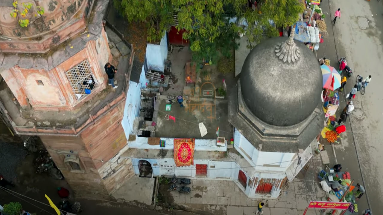 ఈ ఆలయ పూజారి అరుణ్ అగర్వాల్ మాట్లాడుతూ.. గణపతికి పూజ మొదటిసారిగా ఇక్కడ నుండే ప్రారంభమైందని చెప్పారు. ఓంకార్ ను మొదట ఇక్కడ నుండే పలికేవారు.. అందుకే ఈ ఆలయాన్ని ఓంకార గణేష మందిరం అని కూడా పిలుస్తారు.