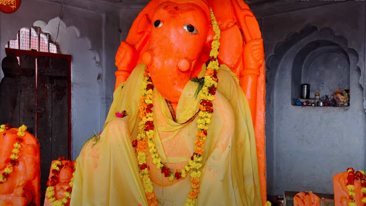 రాక్షసుల దుష్ట దృష్టి నుండి ప్రపంచాన్ని రక్షించడానికి.. ప్రజాపతి తన చేతులతో విఘ్నరాజు రూపంలో గణపతిని ఇక్కడ వెలిసినట్లు పురాణ కథనం. అందుకే ఎక్కడ స్వామివారికి ఆది గణేష్ అని పేరు పెట్టారు.
'ఆ