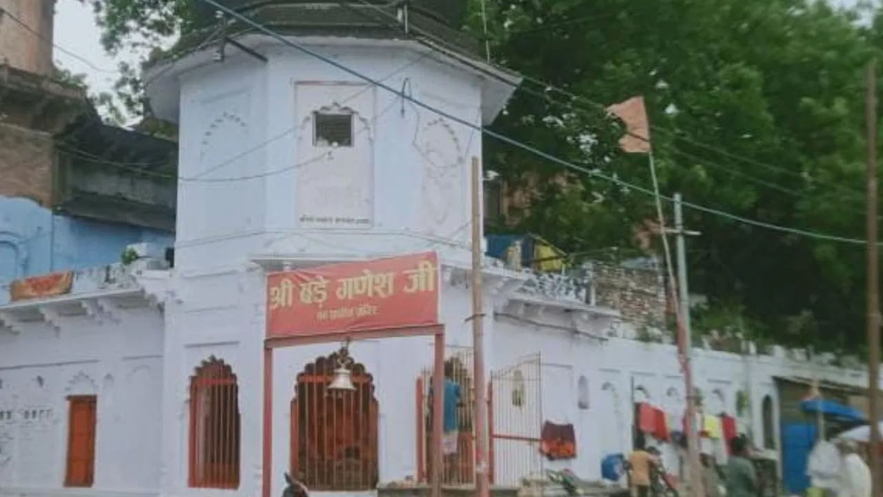 ఇక్కడ ప్రతి ఉదయం, సాయంత్రం గణపతిని ఆభరణాలతో అందంగా అలంకరిస్తారు. ప్రయాగ్రాజ్ లో ప్రస్తుతం వరదలు బీభత్సం సృష్టిస్తున్నాయి. గంగా నది ప్రవాహం ఆది గణేష్ ఆలయంలోకి ప్రవేశించింది. ఆలయంలో సగం గంగా నీటిలో మునిగిపోయింది. అయినప్పటికీ గణపతి భక్తులు నీటిలోకి దిగి ఆయనను పూజిస్తున్నారు.