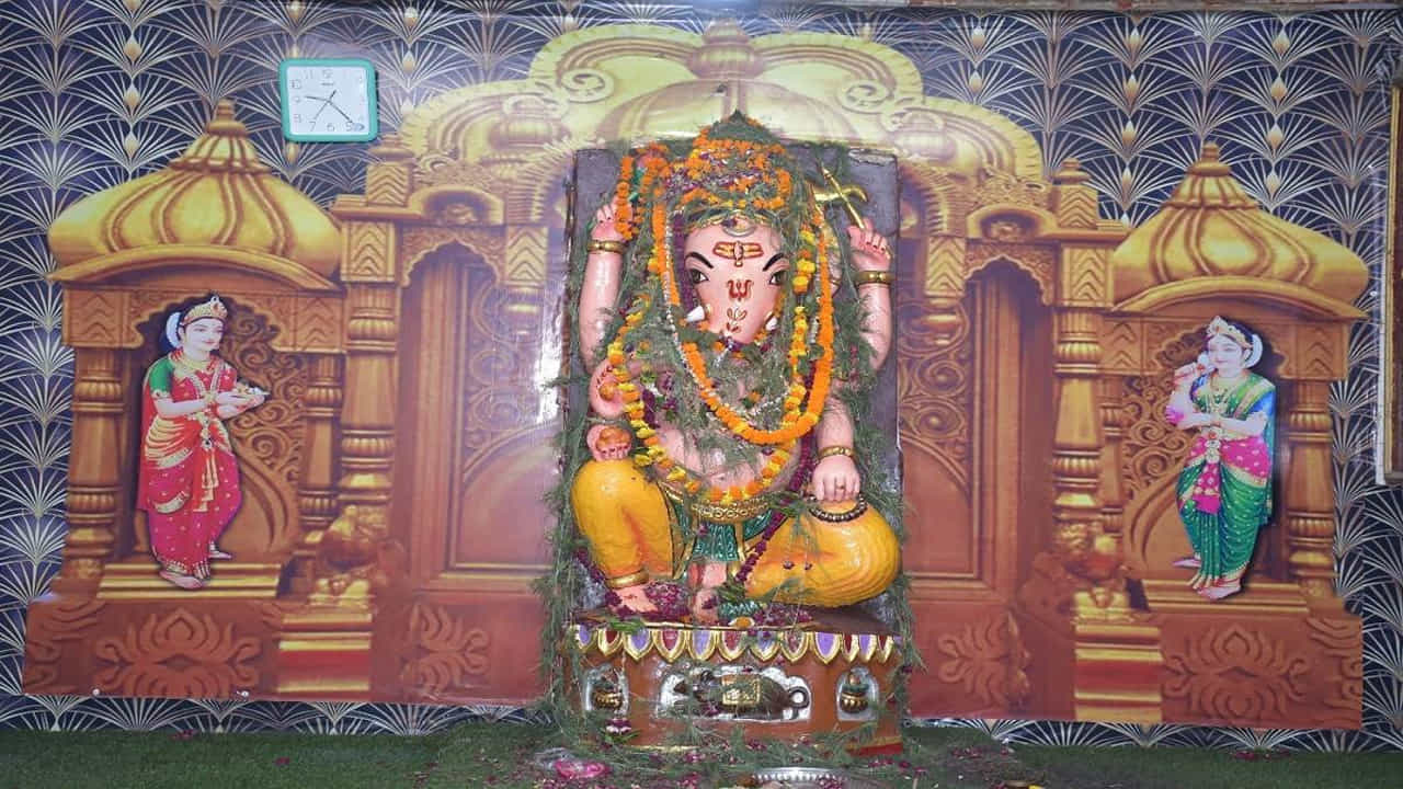 శివ మహాపురాణం ప్రకారం శివుడు కూడా త్రిపురాసురుడిని ఓడించే ముందు ఆది గణేశుడిని పూజించాడని నమ్మకం. ఆది గణేశుడి రూపంలో గణేశుడి రెండు అంశాలున్నాయి. విధాన్హర్త (అడ్డంకులను తొలగించేవాడు) ,వినాయకుడు (దయాళువు)గా పూజించబడుతున్నాడు. ఇవి గణపతి శాశ్వత ప్రాముఖ్యతను ప్రతిబింబిస్తాయి.