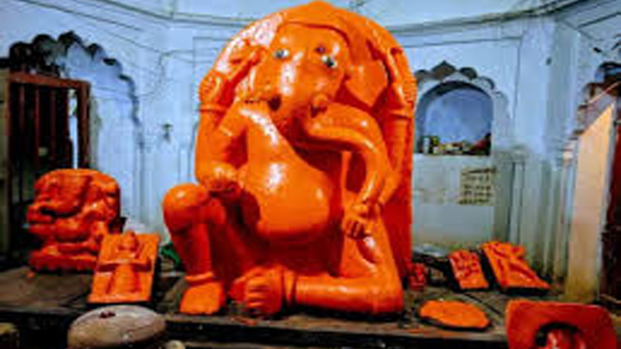 ఈ గణపతి అసలు రూపానికి అక్బర్ ఆర్థిక మంత్రి తోడర్మల్ కొత్త రూపాన్ని ఇచ్చాడు. తోడర్మల్ .. గణపతికి మంచి భక్తుడు. కనుక అతను గంగా నది ఒడ్డున ఉన్న ఈ గణేష్ ఆలయాన్ని పునరుద్ధరించాడు. ఈ గణపతి ఆలయానికి సంబంధించిన చారిత్రక ఆధారాలు నేటికీ ఉన్నాయి.