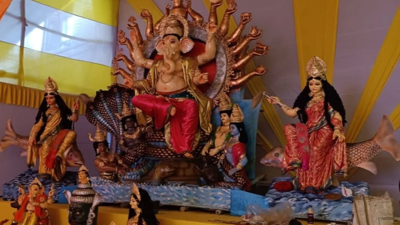 గంగా నది ఒడ్డున త్రిమూర్తులైన బ్రహ్మ, విష్ణు, మహేశ్వరుల ఏక రూపమైన ఓంకార్ ఆది గణేశుడిగా వ్యక్తమయ్యాడని పురాణం చెబుతోంది. ఆది గణేశుడిని పూజించిన తర్వాత బ్రహ్మ ఈ భూమిపై పది అశ్వమేధ యాగాలు చేసాడు. దీని ఫలితంగా గంగా తీరానికి దశాశ్వమేధ ఘాట్ అని, గణేశుడి విగ్రహానికి ఆది ఓంకార్ శ్రీ గణేశ అని పేరు పెట్టారు.