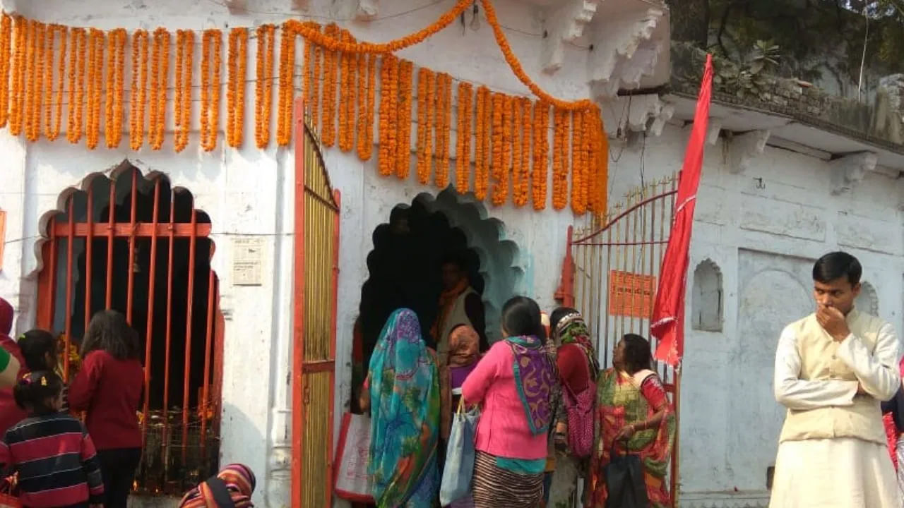 దేశంలో గణపతి నవ రాత్రుల పండుగ వినాయక చవితితో ప్రారంభమైంది. అనేక ప్రదేశాలలో గణేష్ విగ్రహాలను ప్రతిష్టించారు. ఈ శుభ సందర్భంగా విశ్వంలోని మొట్టమొదటి గణేష్ ఆలయంగా పరిగణించబడే విఘ్నవినాయకుని అసలు రూపాన్ని దర్శనం చేసుకోవడానికి భక్తులు ప్రయాగ్రాజ్లోని సంగం నగరంలోని గంగా నది ఒడ్డుకు చేరుకుంటారు.