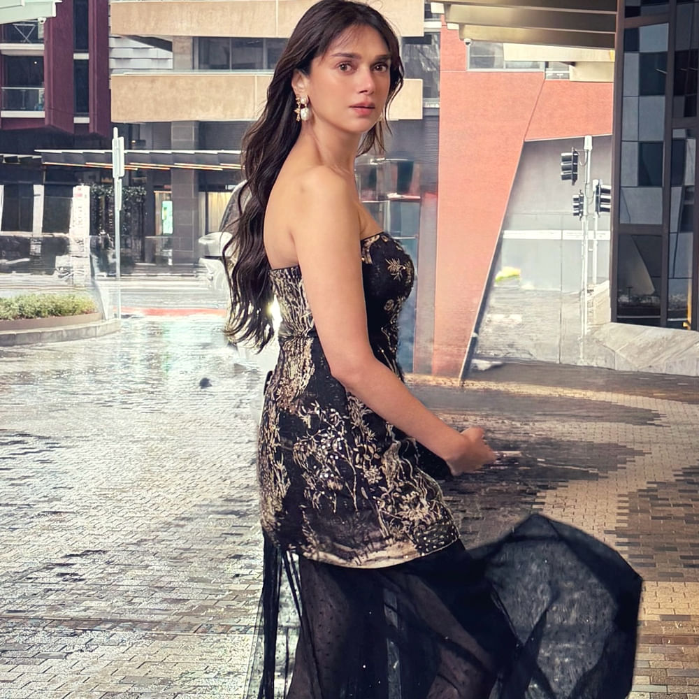 తాజాగా అధితి రావు షేర్ చేసిన ఫోటోలు వైరల్ గా మారాయి. ఈ గ్లామరస్ ఫోటోల పై నెటిజన్స్ ఇంట్రెస్టింగ్ కామెంట్స్ చేస్తున్నారు. ఈ ఫొటోల్లో అదితి తన క్యూట్ లుక్స్ తో కేకపెట్టించిందనే చెప్పాలి. 