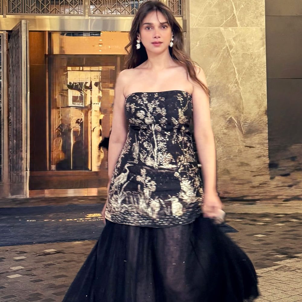 ఆతర్వాత బ్యాక్ టు బ్యాక్ ఆఫర్స్ ను అందుకుంది. ఆతర్వాత అంతరిక్షం, వి, మహా సముద్రం సినిమాల్లో నటించి మెప్పించింది. ఇక ఈ అమ్మడు సోషల్ మీడియాలో ఎంత యాక్టివ్ గా ఉంటుందో ప్రత్యేకంగా చెప్పాల్సిన అవసరం లేదు. సోషల్ మీడియాలో ఈ ముద్దుగుమ్మకు విపరీతమైన ఫాలోయింగ్ ఉంది.