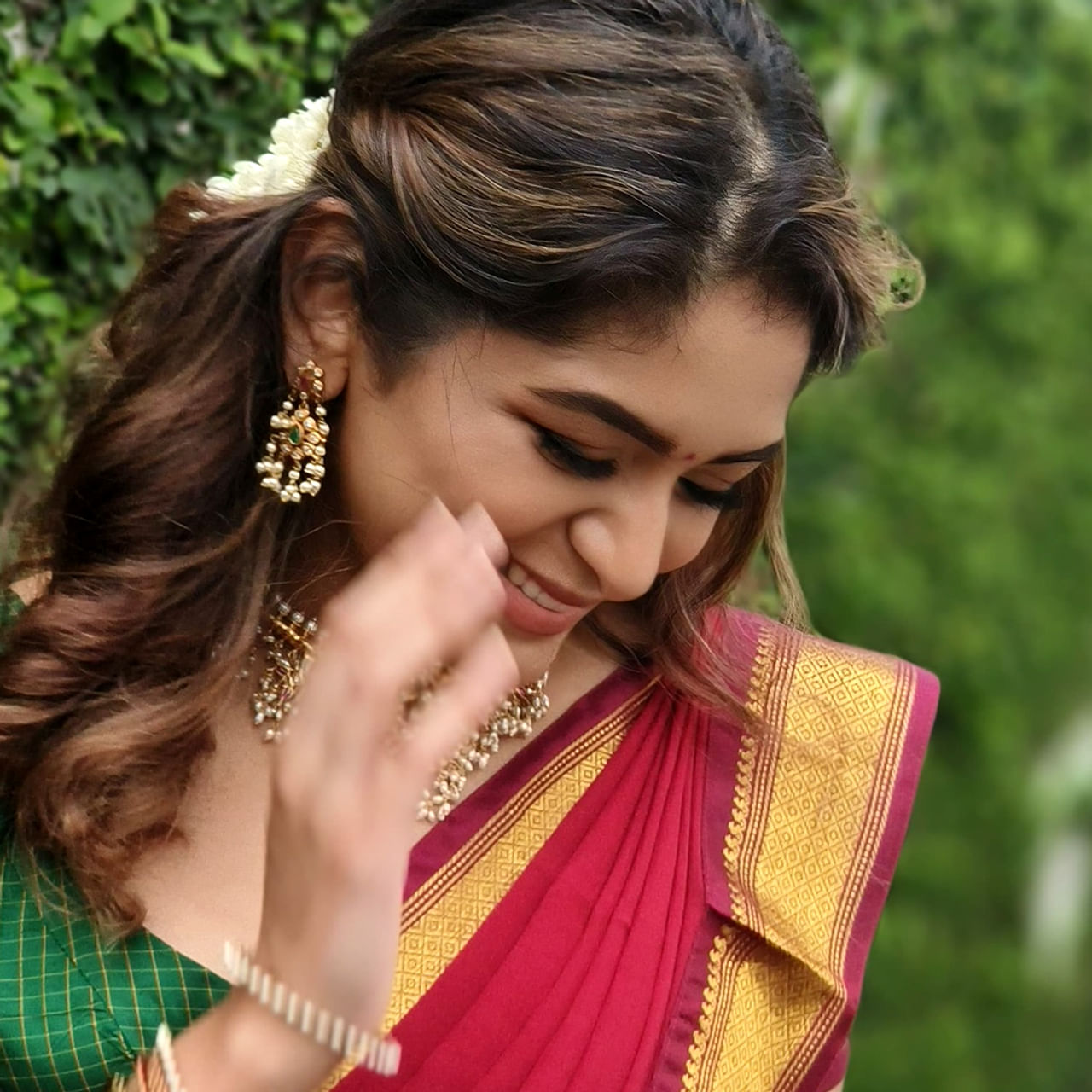 యంగ్ హీరోయిన్ అదితి శంకర్ 6 జూలై 1997న చెన్నైలో జన్మించింది. ప్రముఖ తమిళ దర్శకుడు ఎస్.శంకర్ కుమార్తె. చిన్నప్పటి నుంచి సినిమాలంటే ఆసక్తి ఉన్నా తండ్రి కోరిక మేరకు మెడిసిన్ పూర్తి చేసింది ఈ ముద్దుగుమ్మ. ఇక ఇప్పుడు హీరోయిన్ గా రాణిస్తుంది. 