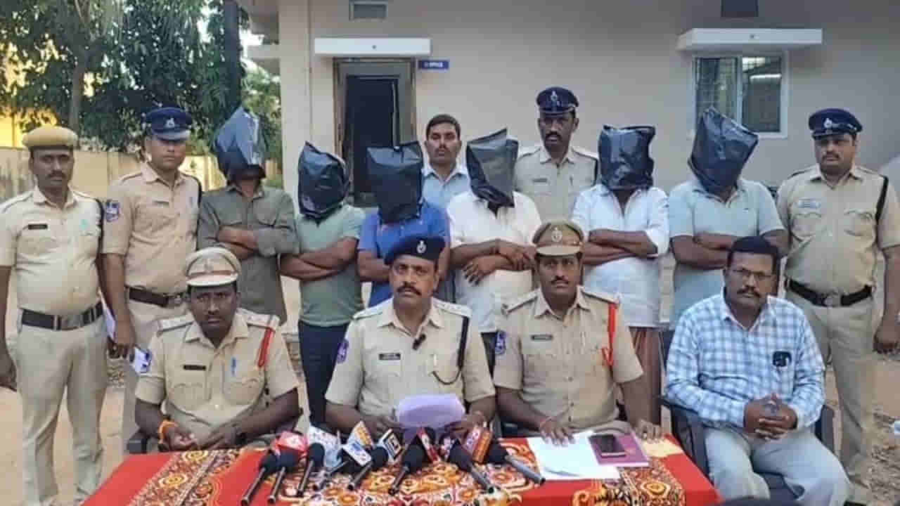 Telangana: ఓ ఫ్లాట్‌లో అనుమానాస్పదంగా ముగ్గురు వ్యక్తులు.. తరచూ సీక్రెట్‌గా మంతనాలు.. పోలీసుల ఎంట్రీతో.!