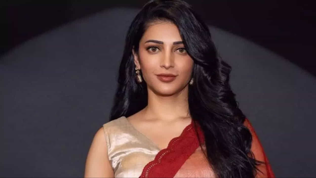 మెగాస్టార్‌ చిరంజీవితోనూ, నందమూరి బాలకృష్ణతోనూ శ్రుతిహాసన్‌ జోడీ కట్టినప్పుడు కూడా ఇలాంటి టాపిక్కే వచ్చింది తెరమీదకు. రియల్‌ ఏజ్‌ని స్క్రీన్‌ ఏజ్‌తో కంపేర్‌ చేయడం ఆపేయండి అని నిక్కచ్చిగా చెప్పేశారు శ్రుతిహాసన్‌.