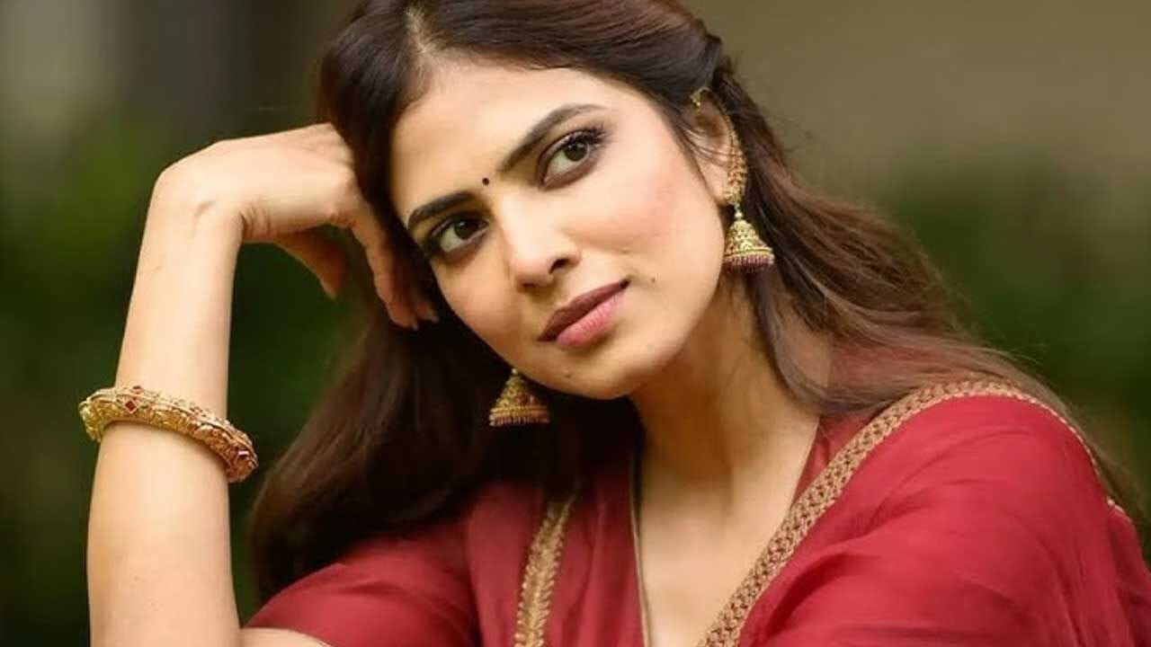 అప్పటి నుంచీ నెగటివిటీని ఫేస్ చేస్తున్నారు మాళవిక మోహనన్. అరవైల్లో ఉన్న మోహన్లాల్కీ, 30ల్లో ఉన్న మాళవికకి జోడీ ఎందుకు కుదురుతుంది? స్క్రీన్ మీద ఎందుకు నేచురాలిటీని చూపించరు అన్నది విమర్శకుల వాదన. అందులో తప్పేం ఉంది? మీరు ఇలా చూడ్డం, మాట్లాడటం ఆపేయండి.. సినిమాను సినిమాగా చూడటం నేర్చుకోండని అంటున్నారు మాళవిక. గతంలో ఇదే విషయం మీద స్పందించారు శ్రుతిహాసన్.