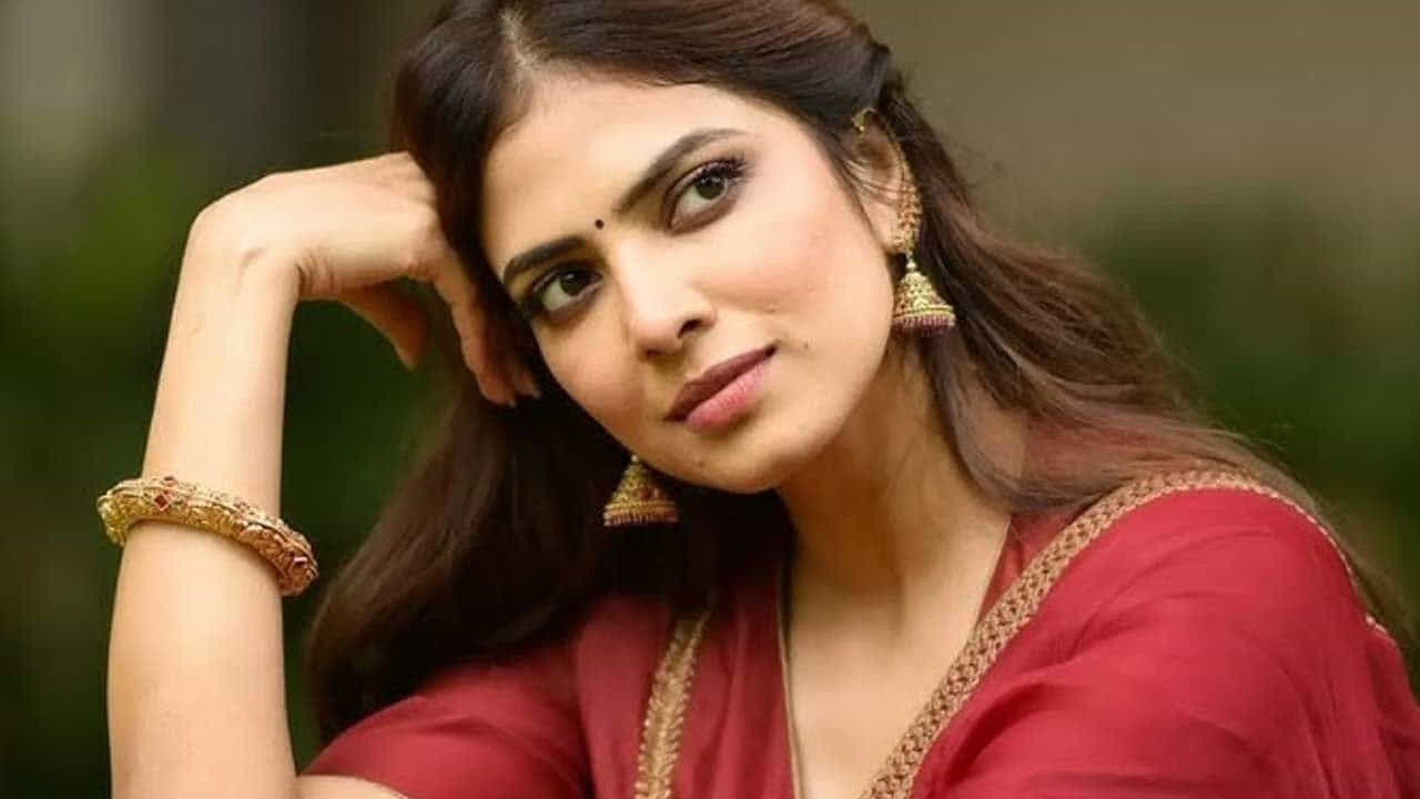 అప్పటి నుంచీ నెగటివిటీని ఫేస్‌ చేస్తున్నారు మాళవిక మోహనన్‌. అరవైల్లో ఉన్న మోహన్‌లాల్‌కీ, 30ల్లో ఉన్న మాళవికకి జోడీ ఎందుకు కుదురుతుంది? స్క్రీన్ మీద ఎందుకు నేచురాలిటీని చూపించరు అన్నది విమర్శకుల వాదన. అందులో తప్పేం ఉంది? మీరు ఇలా చూడ్డం, మాట్లాడటం ఆపేయండి.. సినిమాను సినిమాగా చూడటం నేర్చుకోండని అంటున్నారు మాళవిక. గతంలో ఇదే విషయం మీద స్పందించారు శ్రుతిహాసన్‌.