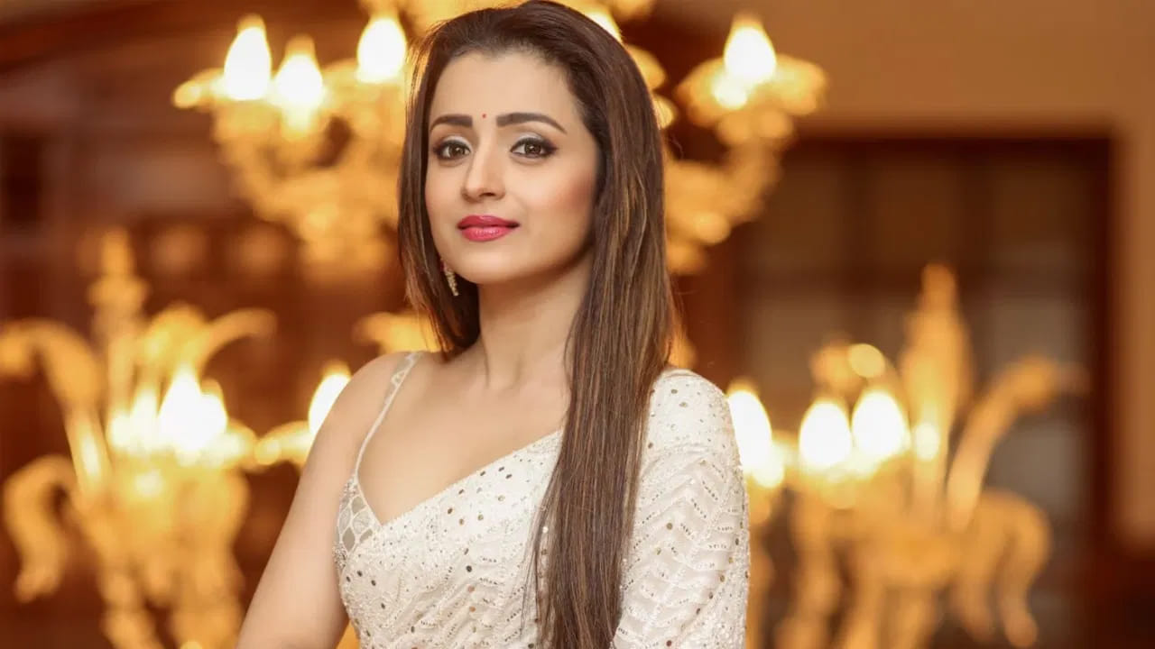 రీసెంట్గా త్రిష కూడా ఇలాంటి ఇష్యూనే ఫేస్ చేశారు. కమల్హాసన్తో త్రిష జోడీ ఎందుకు? అని నెట్టింట్లో ప్రశ్నలు తలెత్తాయి. అవి ఫిక్షనల్ కేరక్టర్స్. వాటిని అలాగే చూడాలి తప్ప, ఇలాంటి మీనింగ్ లెస్ లాజిక్కులు ఎందుకు అని కొట్టిపారేశారు మణిరత్నం. హీరోలకు ఏజ్ అవుతున్న కొద్దీ, హీరోయిన్లను వెతికిపట్టుకోవడం ఓ ఇబ్బందిగా మారుతుంటే, ఆ తర్వాత వచ్చే ఇలాంటి ఇష్యూస్ మరింత చిరాకు తెప్పిస్తున్నాయన్నది మేకర్స్ వైపు నుంచి వినిపిస్తున్న మాట.