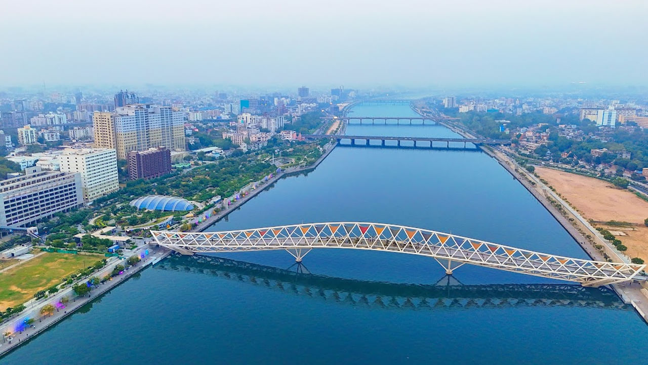 ఇక సురక్షితమైన నగరాల జాబితాలో అహ్మదాబాద్ మూడోవ స్థానంలో నిలవగా, అదేరాష్ట్రానికి చెందిన సూరత్ నాలుగో స్థానాన్ని దక్కించుకుంది.