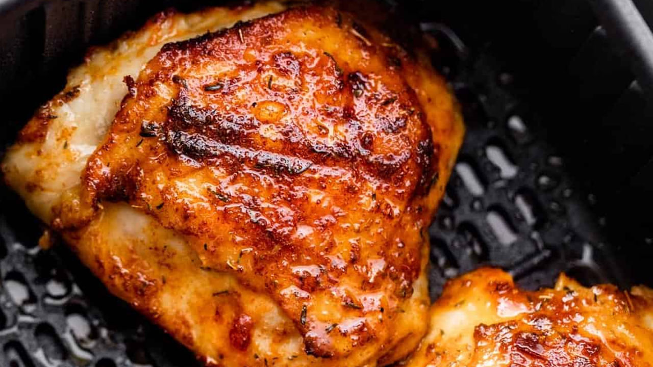 ఆయిల్ లేకుండా చికెన్ తాయారు చేసుకోవడానికి కావాల్సిన పదార్దాలు 4 ఎముకలు, చర్మం లేని చికెన్ బ్రెస్ట్స్, 2 నిమ్మకాయలు (రసం తీసినవి) 2 టేబుల్ స్పూన్లు తాజా రోజ్మేరీ (తరిగినవి), 2 టేబుల్ స్పూన్లు తరిగిన తాజా థైమ్ (హెర్బల్ షాపుల్లో దొరుకుతుంది), 2 వెల్లుల్లి రెబ్బలు (చిన్నగా కట్ చేసినవి), రుచికి ఉప్పు, మిరియాలు. 