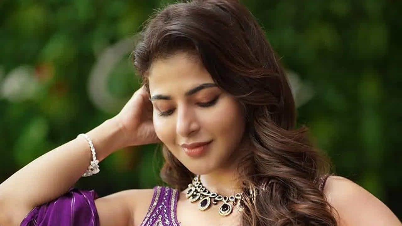 దీంతో ఈ నటి తెలుగులో ఎక్కువ సినిమాల్లో  అవకాశాలు అందుకోలేకపోయింది.  ఇక మూవీస్ లేకపోయినా ఈ బ్యూటీకి టాలీవుడ్‌లో మంచి ఫ్యాన్ ఫాలోయింగ్ ఉంటుంది. సోషల్ మీడియా ద్వారా యూత్‌లో మంచి క్రేజ్ సంపాదించుకుంది.