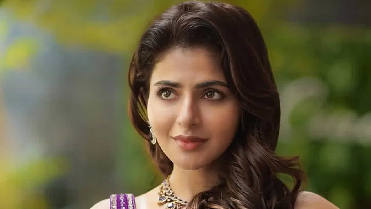 తాజాగా ఈ అమ్మడు తన ఇన్ స్టాలో కొన్ని ఫొటోలు షేర్ చేసింది.  అందులో ఈ అమ్మడు అందాలు చూస్తే మతి పోవాల్సిందే.  సెల్ఫీలో తన క్యూట్ నెస్‌తో అందరినీ ఆకట్టుకుంది. అందులో ఈ బ్యూటీని చూసి కుర్రకారు ఫిదా అయిపోతున్నారు.