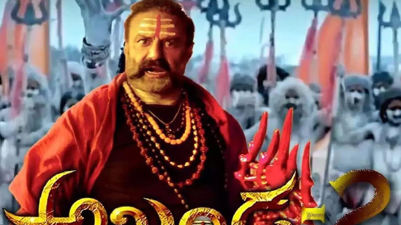 సెప్టెంబర్ 25... ప్రజెంట్ అందరి దృష్టి ఈ డేట్ మీదే ఉంది. ఇద్దరు మాస్ స్టార్స్, మోస్ట్ క్రేజియస్ట్ ప్రాజెక్ట్స్తో ఆడియన్స్ ముందుకు వస్తుండటంతో తెలుగు తెర మీద ఇదే బిగ్గెస్ట్ ఎవ్వర్ క్లాష్ అంటున్నారు క్రిటిక్స్. ఇద్దరిలో ఎవరో ఒకరు వెనక్కి తగ్గుతారని భావించినా... ఇప్పుడు ఆ ఛాన్స్ లేదని తేలిపోయింది. దీంతో బిగ్గెస్ట్ క్లాష్ను ఎక్స్పీరియన్స్ చేసేందుకు రెడీ అవుతున్నారు తెలుగు ఆడియన్స్.