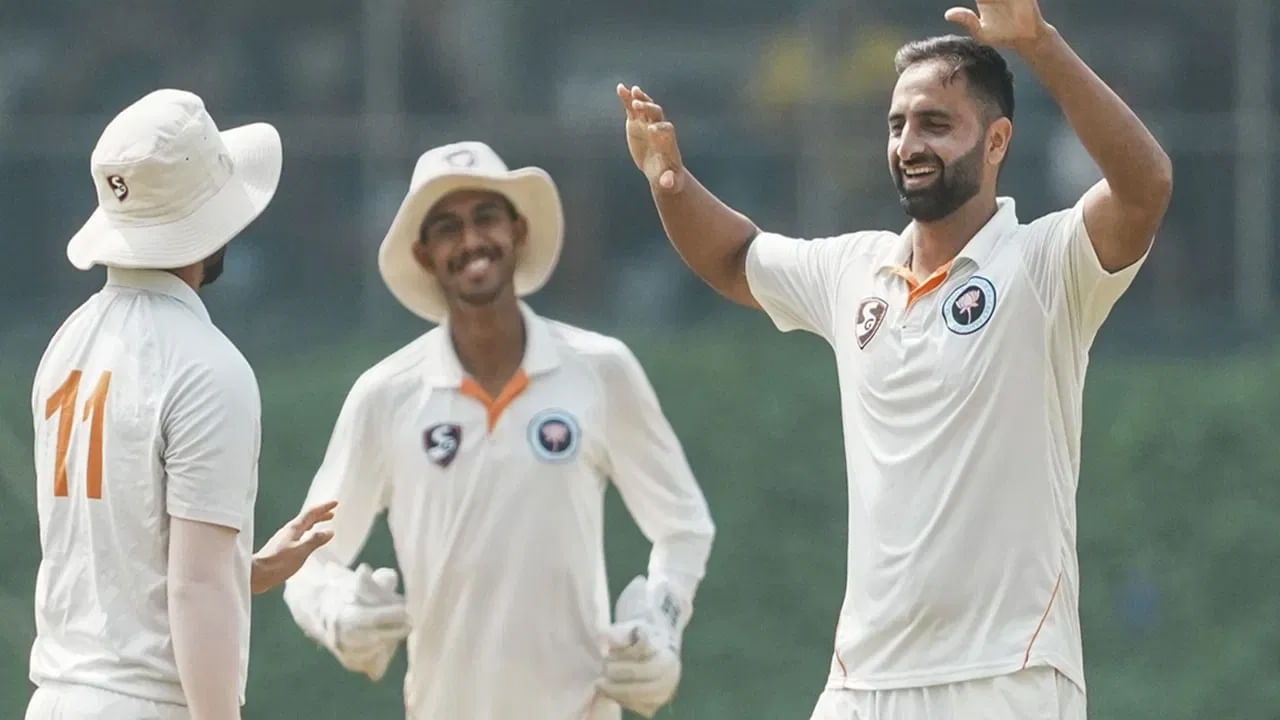 W,W,W,W.. 4 బంతుల్లో 4 వికెట్లు.. డబుల్ హ్యాట్రిక్‌తో చరిత్ర సృష్టించిన దమ్మున్నోడు..