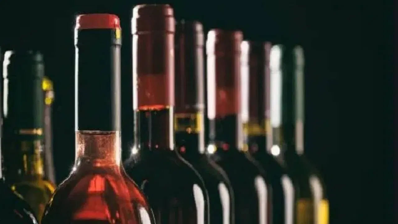 మద్యం సేవించేవారిలో మరో అపోహ ఏమిటంటే స్వీట్ వైన్ చౌకగా ఉంటుందని, కొత్తగా తాగేవారికి ఇది మంచిదని చెబుతుంటారు. కానీ ఇది గుండె ఆరోగ్యానికి అంత మంచిది కాదు. ప్రపంచంలో ప్రసిద్ధి చెందిన అనేక స్వీట్ వైన్లు అధిక ధరలు పలుకుతున్నాయి.