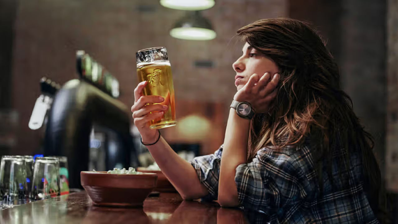 నిజానికి ఇక్కడి పన్నుల విధానం కారణంగా గోవాలో మద్యం తక్కువ ధరకే లభిస్తుంది. ముఖ్యంగా ఇక్కడ బీరు ధర ఇతర రాష్ట్రాల కంటే చాలా తక్కువ. పైగా మద్యం జీఎస్టీ పరిధిలోకి రాదు. దీంతో మద్యం ధరలను నిర్ణయించడంలో ఆ రాష్ట్ర ప్రభుత్వం కీలక పాత్ర పోషిస్తోంది. కాబట్టి అక్కడ బీరుపై పన్ను శాతం చాలా తక్కువ. అలాగే గోవా పర్యాటకాన్ని ప్రోత్సహించేందుకు అక్కడ వ్యాపారులు రేట్లు పెద్దగా పెంచరు.