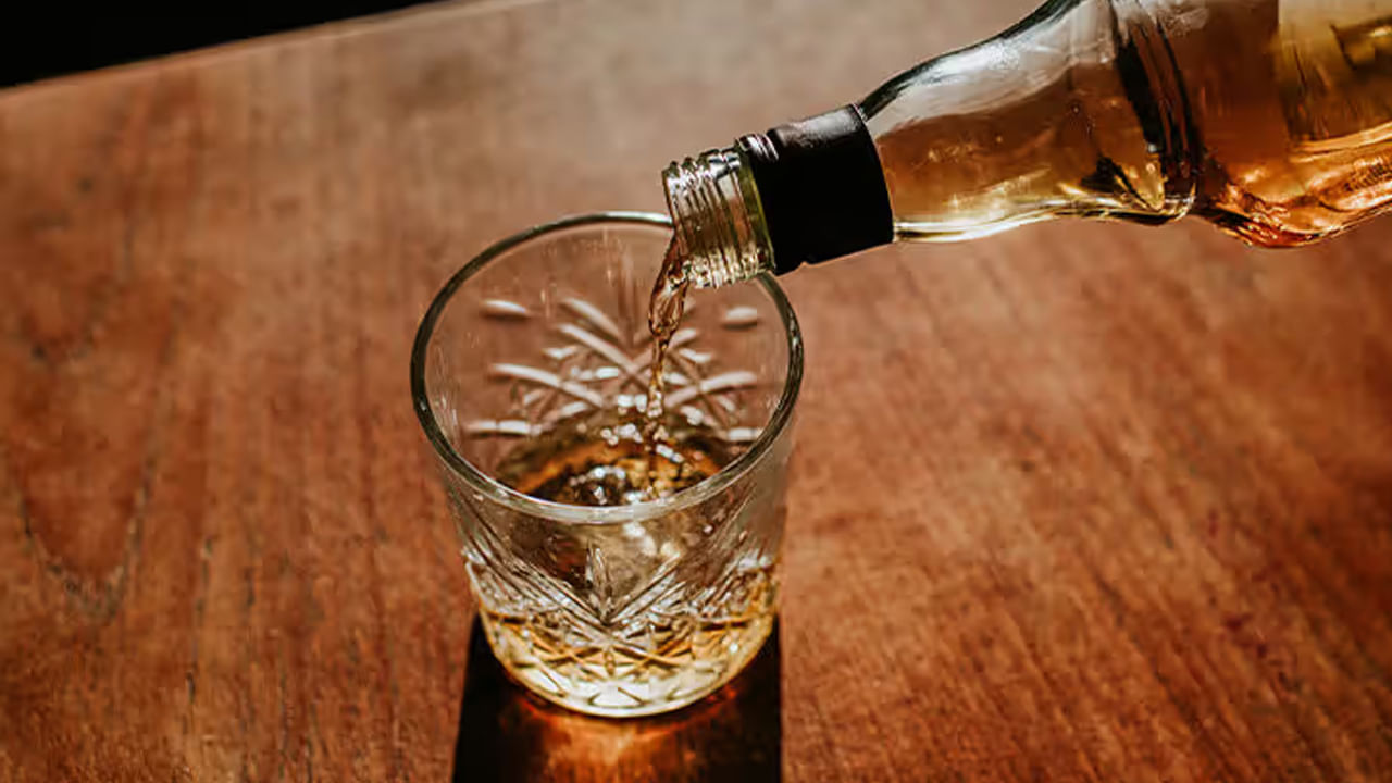 విస్కీలో దాదాపు 40 నుంచి 50 శాతం ఆల్కహాల్ ఉంటుంది. విస్కీ చాలా స్ట్రాంగ్‌గా ఉండటం గొంతులో చికాకు కలిగిస్తుంది. అందువల్లనే దీనిని నేరుగా తాగడం కష్టం. సోడా ఈ చికాకును తగ్గిస్తుంది. శీతలీకరణ ప్రభావాన్ని సృష్టిస్తుంది. ముఖ్యంగా వేసవి కాలంలో ఇది విస్కీని రిఫ్రెష్ చేస్తుంది. సోడాను జోడించడం వల్ల విస్కీ రుచి కూడా మృదువుగా మారి త్రాగడానికి అనుకూలంగా ఉంటుంది.