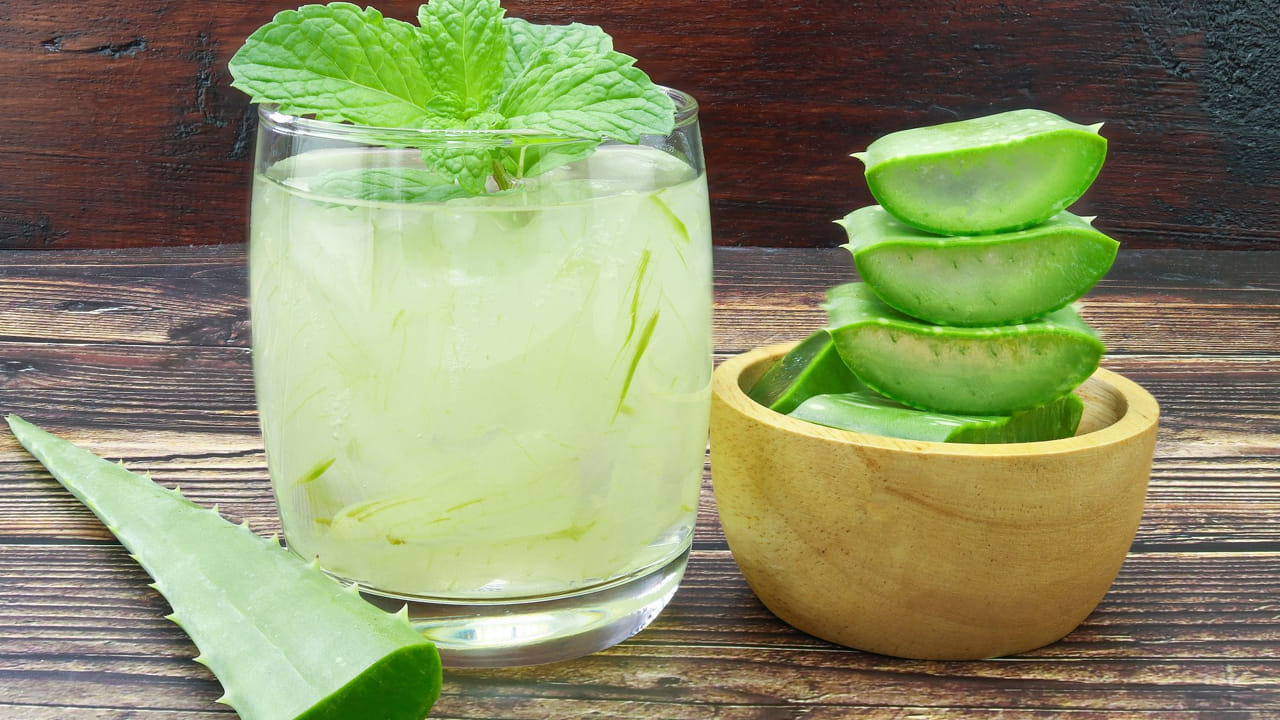 అలోవెరాలోని యాంటీ ఇన్‌ఫ్లమేటరీ లక్షణాలు రోగ నిరోధక శక్తిని పెంచి, వ్యాధుల నుండి రక్షిస్తాయి. అలోవెరా జ్యూస్ రక్తంలో చక్కెర స్థాయిలను నియంత్రించడంలో సహాయపడుతుంది. అయితే, ఖాళీ కడుపుతో అలోవెరా జ్యూస్ తాగడం వల్ల కొన్ని దుష్ప్రభావాలు కూడా ఉండవచ్చు.