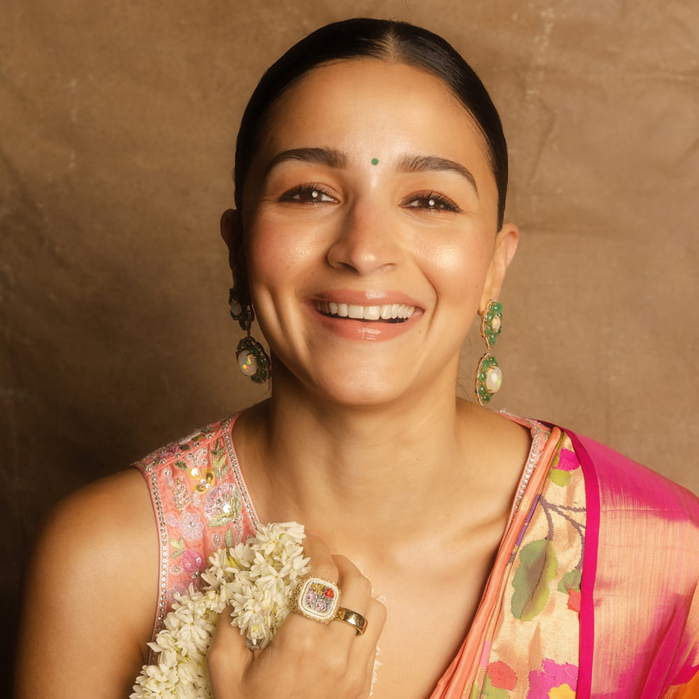 ఆలియా విషయంలోనూ ఈ విషయం అప్పట్లో బాగానే ట్రెండ్‌ అయింది. పెళ్లయ్యాక లిప్‌ లాక్స్ కి ఆలియా నో చెబుతారనే టాక్‌ అప్పట్లో స్ప్రెడ్‌ అయింది. అయితే అందరికీ షాక్‌ ఇచ్చింది ఆలియా డెసిషన్‌. ఆఫ్టర్‌ మేరేజ్‌ స్క్రీన్‌ మీద కోస్టార్‌తో ముద్దులు పంచుకున్నారు ఆలియా. సీన్‌ డిమాండ్‌ చేసినప్పుడు సిల్లీ విషయాలను ఆలోచించకూడదన్నది ఆమె మాట.