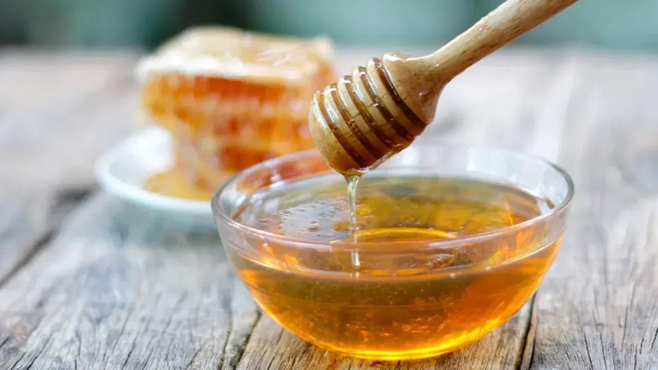 తేనె : చాలా మంది ఇంటిలో తేనె ఉంటుంది. అయితే ఇది అలెర్జీలను తగ్గించడంలో కీలక పాత్ర పోషిస్తుందని చెబుతున్నారు ఆరోగ్య నిపుణులు. సహజ తేనె తీసుకొని దానిని ప్రతి రోజూ ఉదయం ఒక చెంచా తీసుకోవడం వలన ఇది ప్రతీ సీజన్‌లో వచ్చే అలెర్జీల నుంచి ఉపశమనం కలిగేలా చేస్తుందంట.