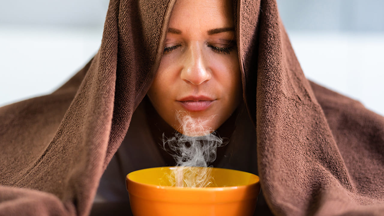 ఆవిరి పీల్చడం : అలెర్జీ వలన చాలా మంది ముక్కు దిబ్బడ, జలుబు వంటి సమస్యలతో బాధపడుతుంటారు. అయితే దానిని నుంచి సులభంగా బయటపడటానికి ఆవిరి పీల్చడం సులభమైన మార్గం.కొన్ని చుక్కల యూకలిస్టస్‌ను జోడించి ఆవిరి పట్టడం వలన త్వరగా ముక్కుదిబ్బడ వంటి సమస్యల నుంచి బయటపడతారంట.