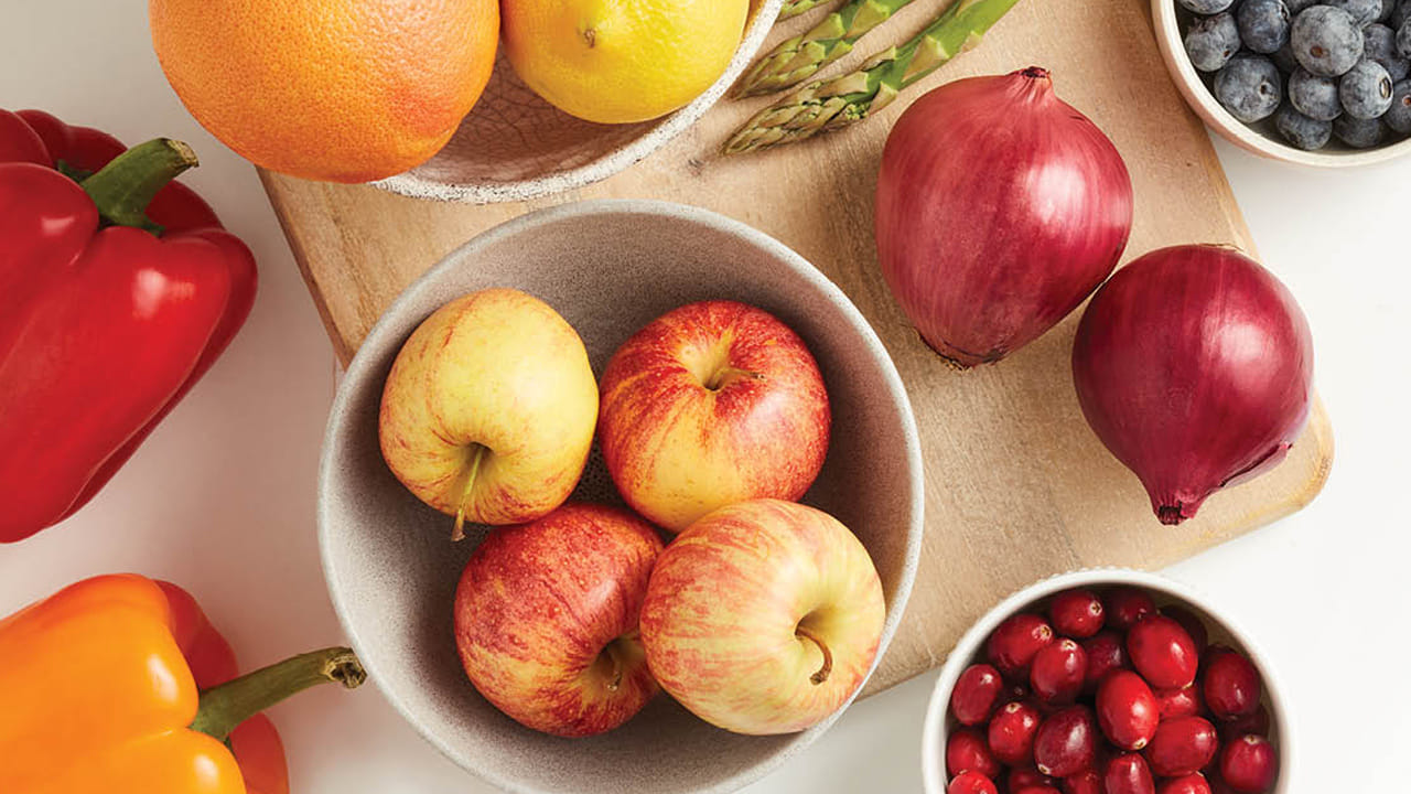 అలెర్జీలతో బాధపడే వారు క్వెర్సెటిన్ అధికంగా ఉండే ఆహారాలు తీసుకోవాలంట. ఇది ఎక్కువగా ఆపిల్స్, ఉ్లలిపాయలు, బెర్రీస్ వంటి ఆహారాల్లో కనిపిస్తాయి.  వీటిని ప్రతి రోజూ తీసుకోవడం వలన తుమ్ములు, కళ్ల నుంచి నీరు కారడం వంటి సమస్యల నుంచి త్వరగా బయటపడతారంట.