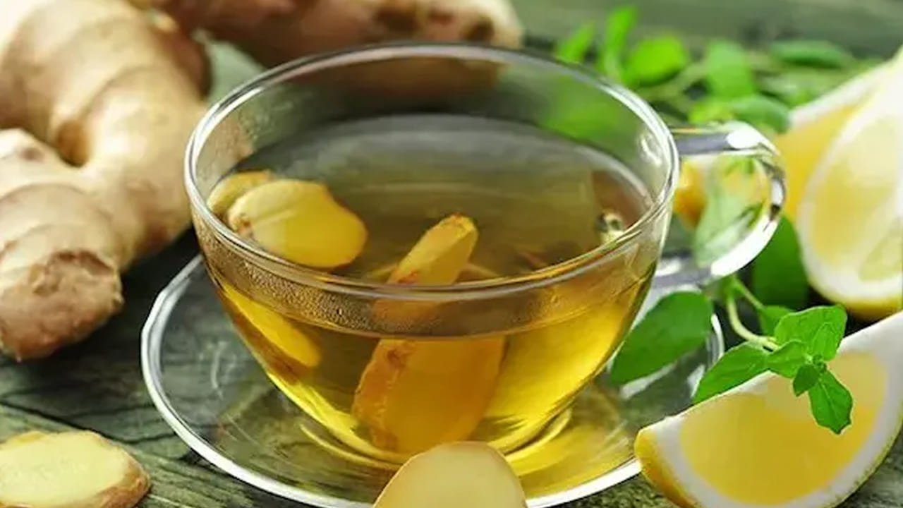 గ్రీన్ టీ లేదా అల్లం టీ, హెర్బల్ టీ వంటివి తాగడం వలన కూడా అలెర్జీ సమస్య నుంచి బయటపడేలా చేస్తుందంట.  ముఖ్యంగా అల్లం టీ రోగనిరోధక శక్తిని పెంచి, జలుబు, గొంతు నొప్పి, ముక్కు దిబ్బడ నుంచి ఉపశమనం కలిగిస్తుంది. కాబట్టి అలెర్జీతో బాధపడే వారు ప్రతి రోజూ అల్లం టీ తాగడం ఆరోగ్యానికి చాలా మంచిదంట.