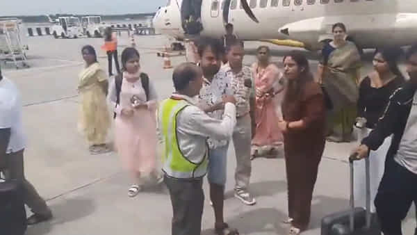 Watch: 37 మంది ప్రయాణికులతో.. తిరుపతి వెళ్లాల్సిన విమానంలో సాంకేతిక లోపం...!