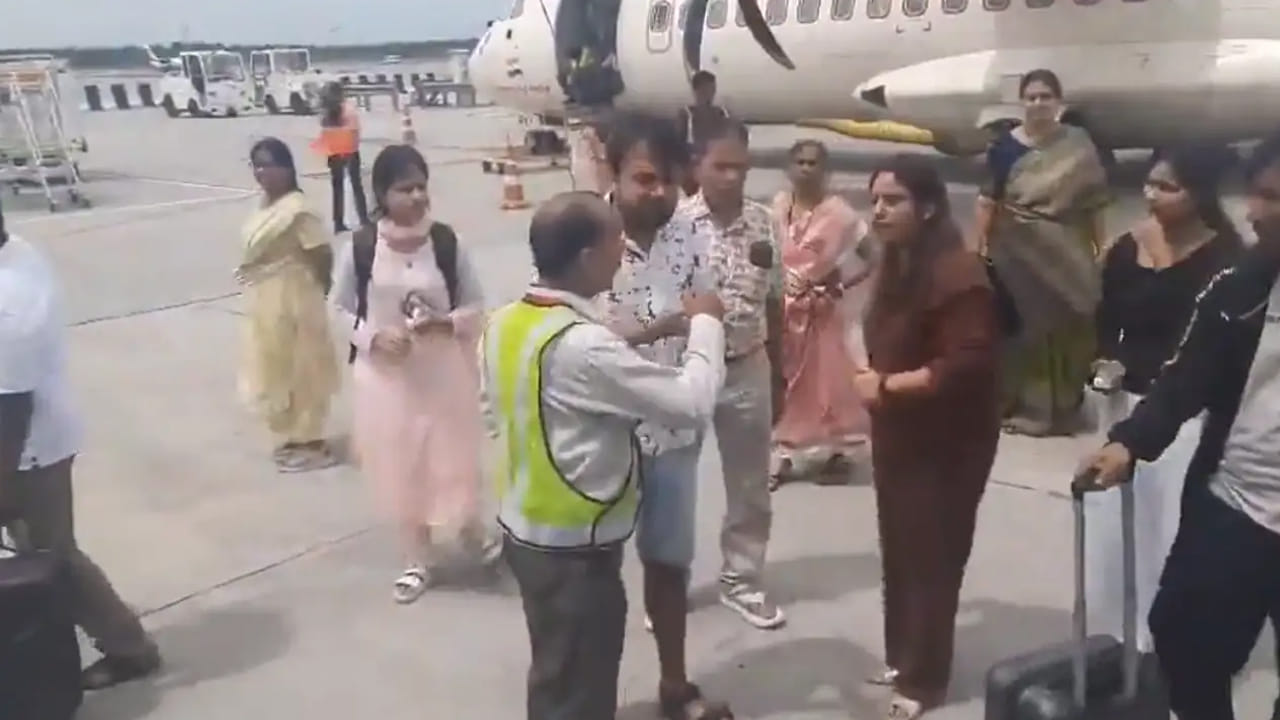 Watch: 37 మంది ప్రయాణికులతో.. తిరుపతి వెళ్లాల్సిన విమానంలో సాంకేతిక లోపం...!