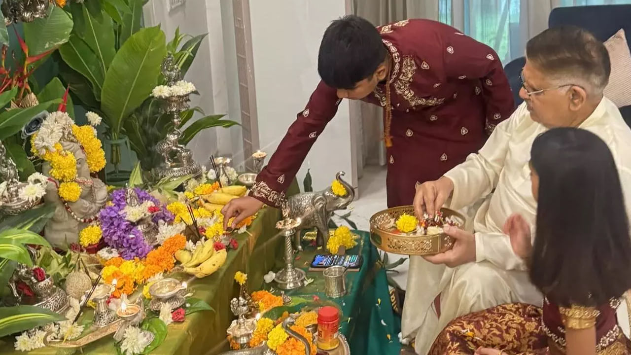 ప్రస్తుతం ఈ ఫొటోలు సామాజిక మాధ్యమాల్లో వైరల్ గా మారాయి. వీటిని చూసిన సినీ అభిమానులు, నెటిజన్లు క్రేజీ కామెంట్స్ చేస్తున్నారు.