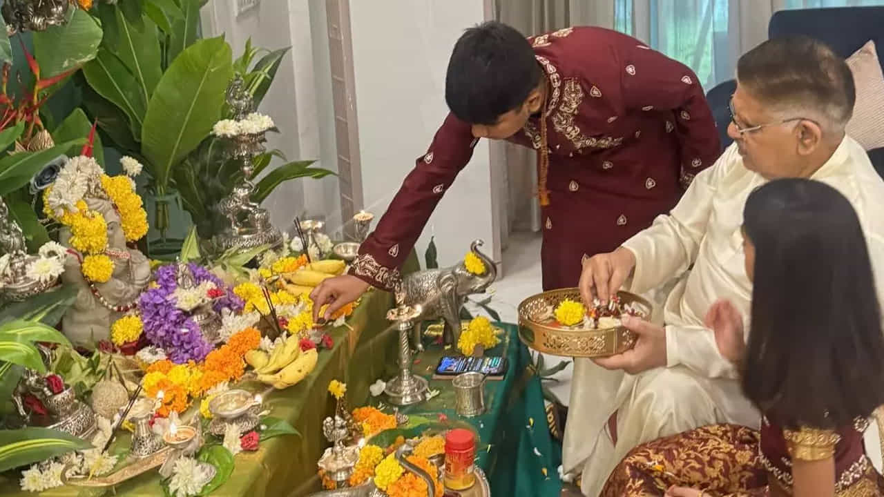 ప్రస్తుతం ఈ ఫొటోలు సామాజిక మాధ్యమాల్లో వైరల్ గా మారాయి. వీటిని చూసిన సినీ అభిమానులు, నెటిజన్లు క్రేజీ కామెంట్స్ చేస్తున్నారు.