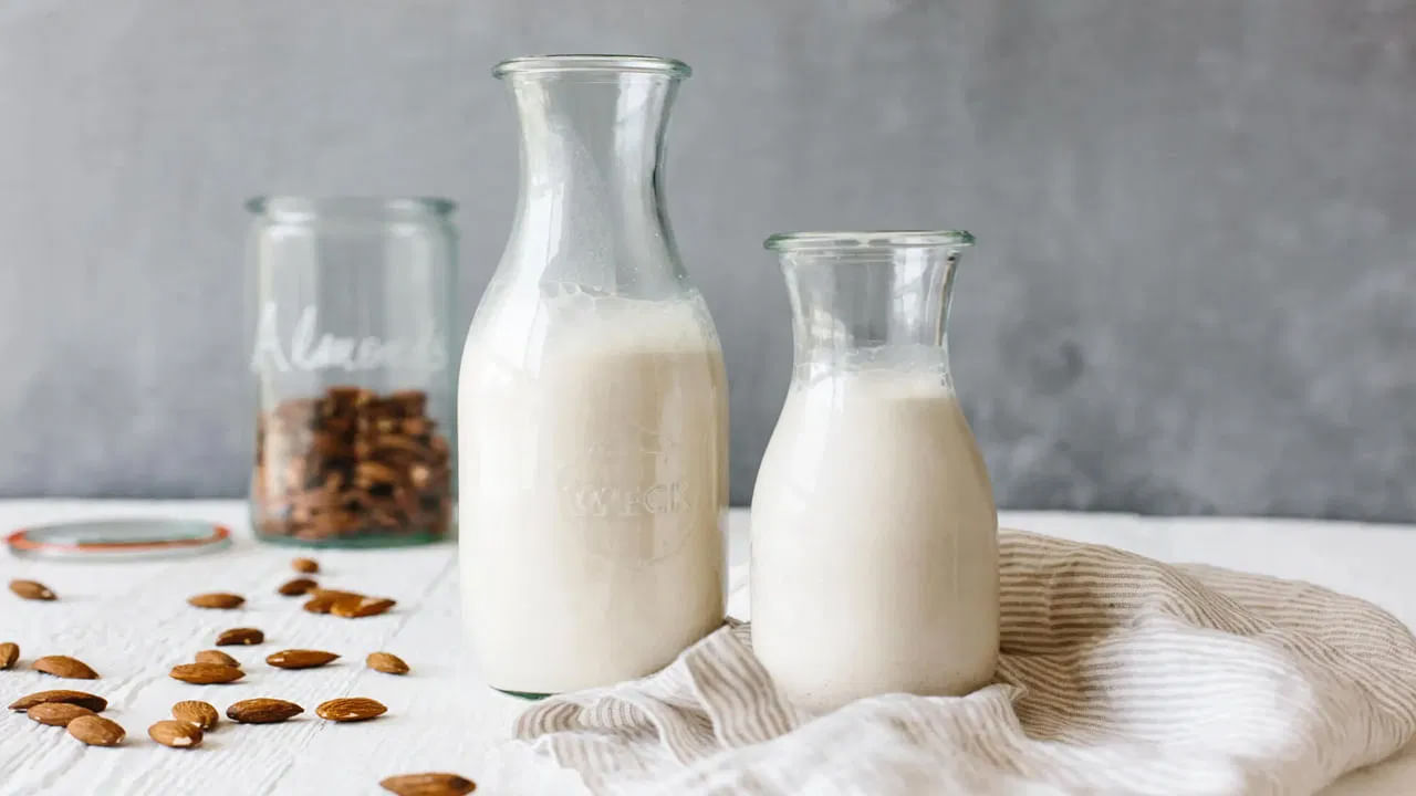 బరువు తగ్గడానికి: ఒక కప్పు బాదం పాలలో కేవలం 39 కేలరీలు మాత్రమే ఉంటాయి. ఇది ఆకలిని తగ్గించి, బరువు తగ్గాలనుకునే వారికి సహాయపడుతుంది.
అంతేకాకుండా రోజూ బాదం పాలు తాగడం వల్ల చర్మం, జుట్టు కూడా ఆరోగ్యంగా ఉంటాయి.