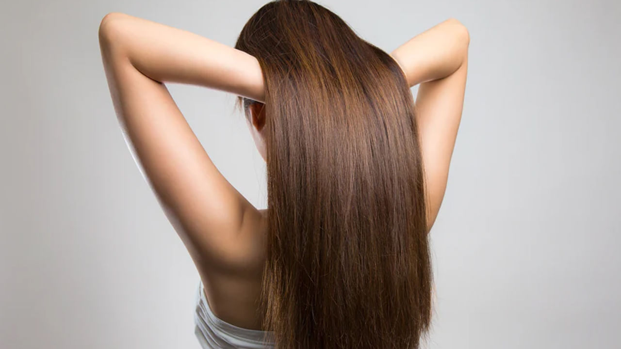 అమ్మాయిలకు జుట్టు అంటే చాలా ఇష్టం ఉంటది. అందుకే వారు కాస్త జుట్టు రాలడం ప్రారంభమైతే చాలు ఇబ్బందిగా ఫీల్ అవుతుంటారు. అసలు ఎందుకు ఇంతలా హెయిర్ ఫాల్ అవుతుందని బెంగపడిపోయి, డిఫరెంట్ నూనెలను వాడుతుంటారు. ఇందులో ప్రధానమైనది బాదం నూనె. అయితే దీనిని రాత్రి సమయంలో హెయిర్కి అప్లై చేస్తే నిజంగానే జుట్టు దృఢంగా తయారు అవుతుందా అంటే? అవును అనే అంటున్నారు ఆరోగ్య నిపుణులు. బాదం నూనె జుట్టు పెరుగుదలకు చాలా ఉపయోగ పడుతుందంట.