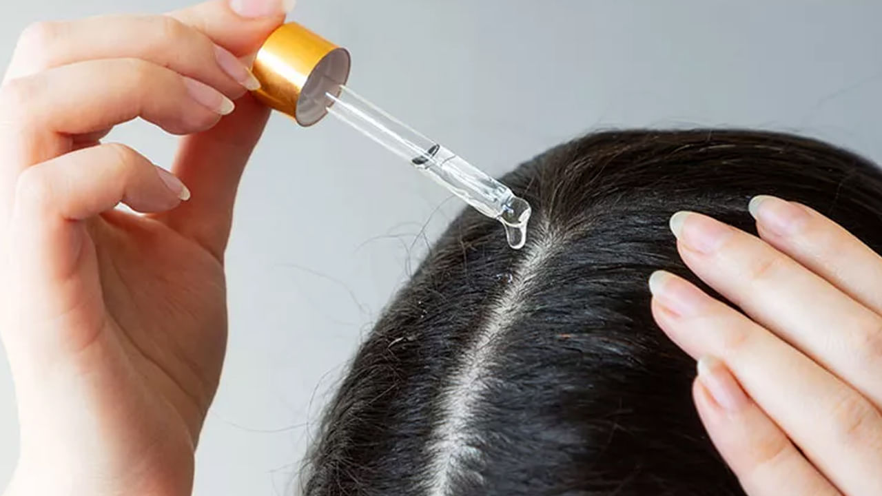 బాదం నూనెలో విటమిన్ ఇ, ఒమేగా 9 కొవ్వు ఆమ్లాలు, యాంటీ ఆక్సిడెంట్స్ పుష్కలంగా ఉంటాయి. అందువలన ఇవన్నీ జుట్టును బలోపేతం చేసి, జుట్టును కుదుళ్ల నుంచి రక్షిస్తాయంట.అందుకే తప్పనిసరిగా బాదం నూనెను జుట్టుకు పెట్టుకోవాలని చెబుతున్నారు నిపుణులు. దీనిని ప్రతి రోజూ లేదా వారంలో రెండు మూడు సార్లైన జుట్టుకు అప్లై చేయడం వలన చాలా ప్రయోజనాలు ఉన్నాయంట. అవి ఏవి అంటే?